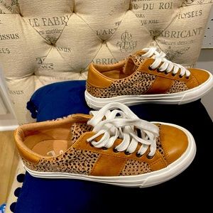 Brand new, never worn Very G women’s tennis shoes. Size 6.5